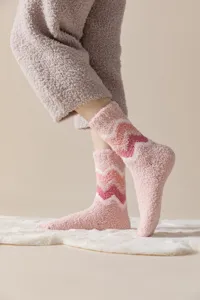 Primer plano de calcetines de invierno de felpa rosa suave con ondas, muy comodos.