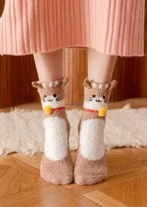 Gedetailleerde opname van gezellige bruine koraalfleece sokken met schattig kattenontwerp en beldetail.