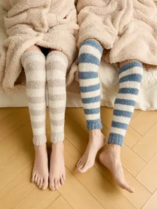 Dicke Korallenfleece Beinwärmer Winter gemütliche Schlaf gestreifte lange Socken für Paare warm zu Hause