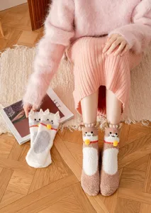 Gezellige pluche kat sokken detailweergave, zacht koraal fleece met schattige oren.