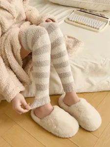 Dicke Korallenfleece Overknee Kuschelsocken, weiche gestreifte Schlafstulpen für den Winter.