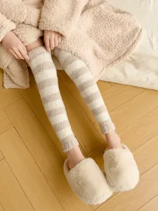 Verdickte Korallenfleece Beinstulpen, kuschelige gestreifte Overknee-Schlafstrümpfe für den Winter.