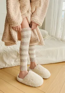 Gemütliche Korallenfleece gestreifte Beinwärmer Detailaufnahme, weiche dicke Wintersocken.