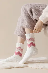 Calcetines de invierno de felpa de coral para mujer, calcetines gruesos y cálidos con diseño de ondas.
