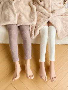 Verdickte Korallenfleece Beinstulpen, kuschelig warme Wintersocken für gemütliche Stunden.