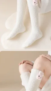 Chaussettes longues blanches en polaire douillette avec charmant décor lapin, chaussettes d'hiver.