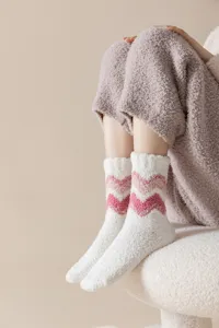 Detalle de calcetines de invierno de felpa acogedora, forro polar coral suave, diseño de chevron cálido.
