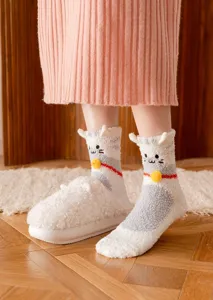 Gedetailleerd overzicht van pluizige koraalvlies sokken met schattig kattenontwerp.
