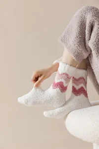 Calcetines acogedores de felpa suave primer plano invierno térmico a rayas para casa