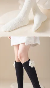 Chaussettes hautes chaudes en polaire corail pour femmes automne hiver doux bas de sommeil douillets.