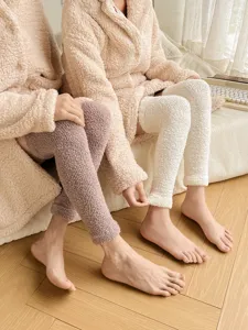 Detailansicht der dicken Korallenfleece-Beinwärmer für den Winter, kuschelige Knieschoner-Socken.