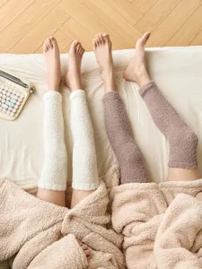 Verdichtete Korallenfleece Beinstulpen Detailansicht, weiche warme lange Socken für den Winter.