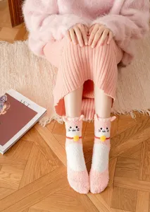 Pluizige koraalvlies sokken met schattig kattenoor ontwerp, warme dikke huissokken voor de winter.