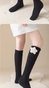 Chaussettes hautes douillettes en polaire corail noire, étoile duveteuse pour l'hiver à la maison.