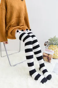 Inverno donne pile di corallo sopra il ginocchio calzini simpatico panda cartone animato righe