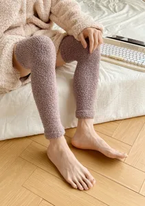 Verdichtete Korallensamt Beinwärmer gemütliche Winter warme Kniestrümpfe für Zuhause.