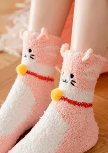 Close-up detail van schattige roze pluche katten sokken, zachte fleece huissokken voor dames.