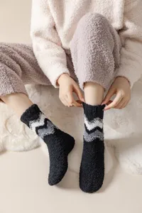 Detalle de calcetines de invierno gruesos y suaves con patrón de chevrón para un calor acogedor.