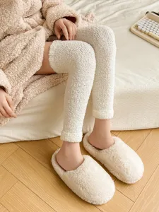 Verdichtete Korallenfleece Beinwärmer im Winter kuschelige warme Kniestrümpfe für zu Hause.