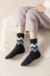 Calcetines de invierno gruesos de forro polar coral para mujer con rayas detalle suave.