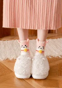 Schattige pluizige koraalvleece kat sokken met zachte pluche pantoffels voor dames detail.