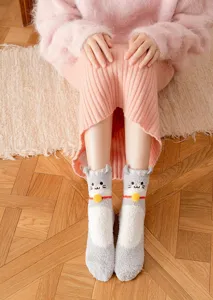 Pluizig kattenfleece detail toont zachte koraalpluche textuur en schattig dierdesign.