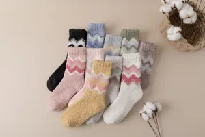Detalle de calcetines de felpa coral suave, calcetines de invierno cálidos con patrón de chevrón.