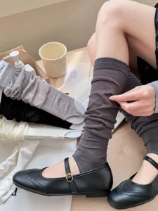Ademende zomer lange beinstulpen met stijgbeugel detailweergave, effen gebreide sokken.