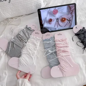 Scaldamuscoli da balletto dolci da donna con delicati dettagli di fiocco e carte di presentazione.