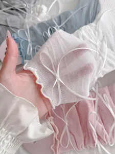 Deliziose scaldamuscoli trasparenti con fiocco donna, calze sottili a rete balletto dettaglio.