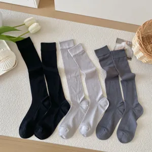 Calze lunghe in seta donna tinta unita al ginocchio design a coste dettaglio