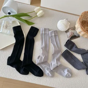 Calze al ginocchio a costine in tinta unita da donna, calze lunghe minimaliste per ogni giorno.