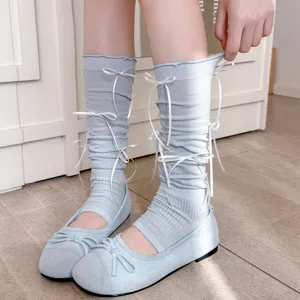 Scaldamusini con staffa e fiocchi e scarpe basse da balletto estive calzini donna dolci.