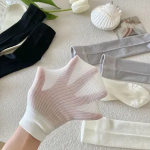 Presentazione di calze lunghe in seta di gelso sottilissime con texture a costine ed elasticità.