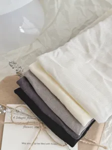 Gedetailleerd overzicht van lichte ademende effen stijgbeugelsokken in verschillende kleuren.