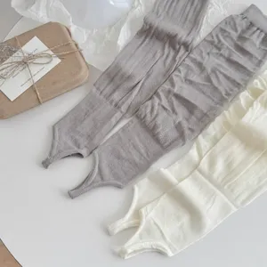 Zomer dunne bewarmers met beugel voor vrouwen, ademende effen voetenloze sokken voor yoga dans.