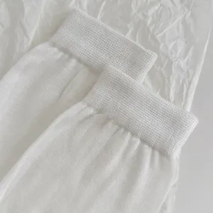 Gedetailleerd overzicht van witte gebreide zomerbeenwarmers, ademende zachte sokken voor dames.