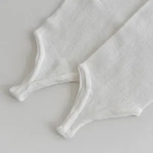 Detail witte stijgbeugelsokken, ademende gebreide beenwarmers voor vrouwen zomer.