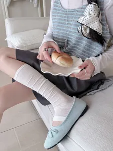 Primer plano detallado de calcetines de estribo acanalados para mujer estilo suave.