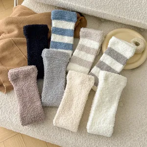 Detailansicht dicker Winter Korallenfleece Beinstulpen, weiche kuschelige Socken für warme Füße.