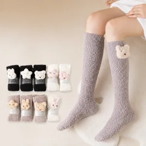 Chaussettes hautes d'hiver chaudes en molleton corail doux avec joli decor d'animaux en peluche