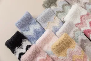 Detalle de cerca de suaves calcetines de invierno de felpa coral con patrón de cheurón.