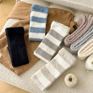Verdickte Korallenfleece Beinwärmer, gemütliche warme Kniestrümpfe für den Winter zu Hause.