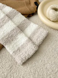 Gemütliche dicke Korallenfleece gestreifte Stulpen für den Winter, weiche warme Kniesocken.