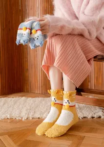 Zachte koraal fleece katten sokken detailweergave, schattige pluizige huissokken voor dames.