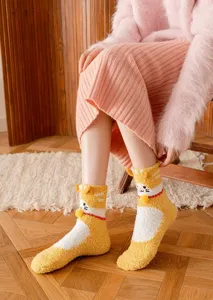Pluizige gelukskat koraalvleece sokken voor vrouwen, warme dikke huissokken in winter.