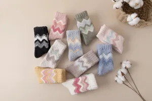 Calcetines de felpa de coral de invierno acogedores con patrón de cheurón, suaves y cálidos.