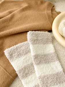 Gemütliche dicke Korallenfleece Beinstulpen, weiche gestreifte Thermosocken Detailansicht.