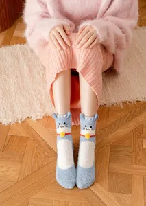 Schattige pluche koraalvleece sokken voor dames, gezellige warme wintersokken met kattenontwerp.