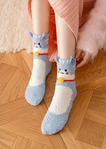 Leuke blauwe koraalfleece pluche sokken voor vrouwen, warme cartoon katten slaapvloersokken.